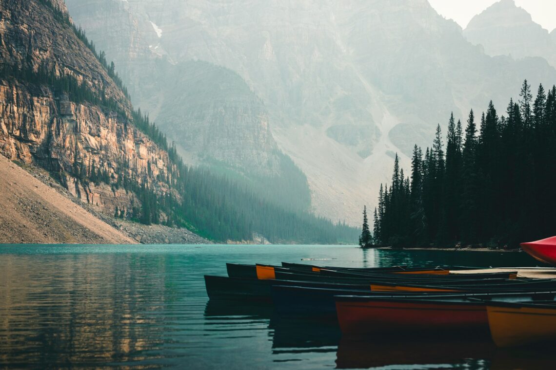 A group of boats sitting on top of a lake