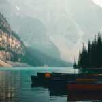 A group of boats sitting on top of a lake