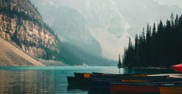 A group of boats sitting on top of a lake